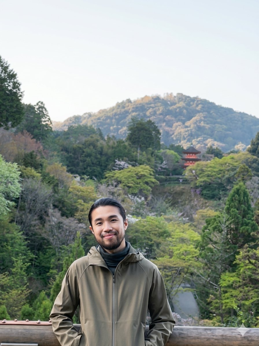 Rubens Watanabe, quiropraxista, em ambiente externo com paisagem de montanha e pagode ao fundo
